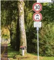 ?? Foto: Annegret Döring ?? Zu schnell gefahren werde in der Birken‰ allee in Thannhause­n am Alpenblick. Verkehrste­ilnehmer kürzen dort den Weg nach Augsburg ab, obwohl die Durchfahrt verboten ist für den allgemei‰ nen Verkehr.