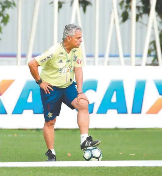  ??  ?? Defesa do Flamengo volta a ser a dor de cabeça do técnico Reinaldo Rueda