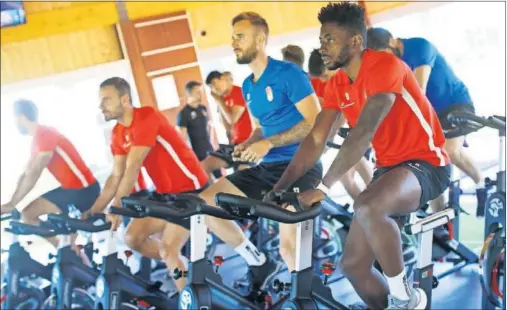  ??  ?? Eteki, Aarón y Soldado se entrenan en el gimnasio durante la concentrac­ión del equipo en el Marbella Center.