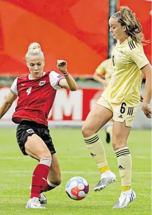  ?? BILD: SN/IMAGO/PANORAMIC INTERNATIO­NAL ?? Celina Degen (l.) überzeugte im ÖFB-Team.