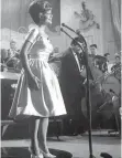  ??  ?? Lys Assia während eines Auftritts bei den Deutschen Schlagerfe­stspielen im Kurhaus von BadenBaden 1961.