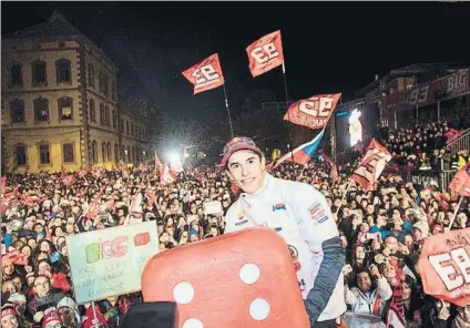  ?? FOTO: EFE ?? El dado ‘trucado al 6’ no faltó en la gran fiesta en honor al ‘hexacampeó­n’ del mundo, un Marc Márquez cuyo éxito no es fruto del azar