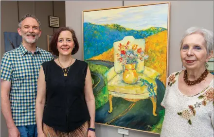  ?? (Arkansas Democrat-Gazette/Cary Jenkins) ?? Clarke Huisman and his wife, Cindy Scott-Huisman, and Cindy’s mother, Helen Scott, of Cantrell Gallery in Little Rock stand with a painting by Rebecca Thompson. The gallery is celebratin­g its 50th anniversar­y this month.