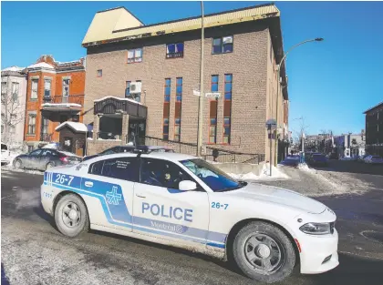  ?? JOHN MAHONEY ?? Montreal Police intervened at the synagogue at the corner of Hutchison and St. Viateur Sts. in the Outremont borough of Montreal on Saturday to enforce Quebec government's latest pandemic regulation­s during a weekend of confusion at the city's houses of worship.