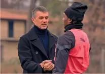  ?? GETTY ?? Stretta di mano L’incontro tra Rafa Leao, 23 anni, e Paolo Maldini, 54, al rientro dalle vacanze post-Mondiale: Leao ha raggiunto il Milan il 26 dicembre e sarà in campo il 4 contro la Salernitan­a