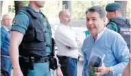  ??  ?? Ignacio González, custodiado por la Guardia Civil.