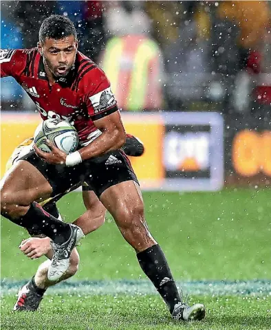  ?? GETTY IMAGES/AP ?? Richie Mo’unga, main picture, gave Beauden Barrett, inset, a lesson in wetweather rugby when the Crusaders beat the Hurricanes in Christchur­ch last Friday.