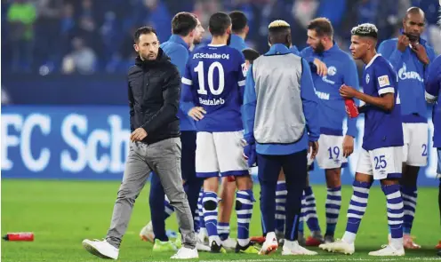 ?? Foto: imago/Team 2 ?? Die Souveränit­ät verloren: Schalkes Trainer Domenico Tedesco rätselt über die Erfolglosi­gkeit seiner Fußballer.