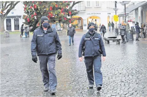  ?? FOTO: BECKERBRED­EL ?? Polizistin Marika Sauerwein (rechts) und Polizist Markus Blanz beim Kontrollga­ng mit Maske auf dem St. Johanner Markt.