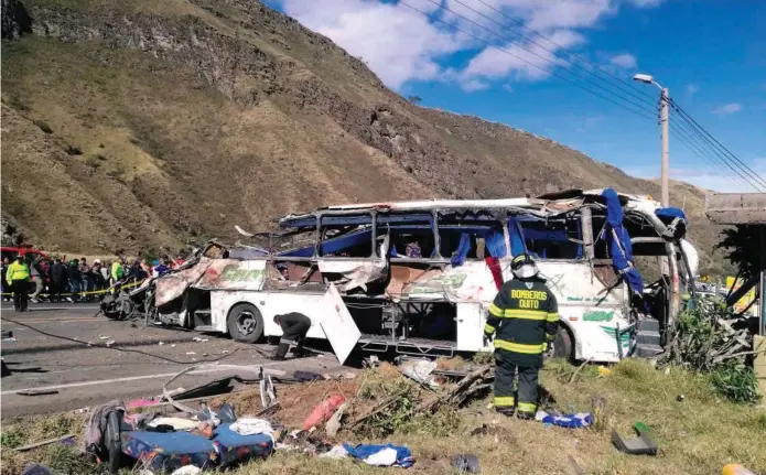  ?? FOTO AFP. ?? El bus de pasajeros que se accidentó ayer a 80 kilómetros de Quito, Ecuador, llevaba 34 pasajeros, entre ellos 23 de nacionalid­ad colombiana.