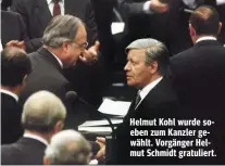  ??  ?? Helmut Kohl wurde soeben zum Kanzler gewählt. Vorgänger Helmut Schmidt gratuliert.