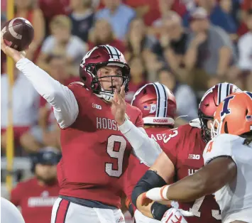  ?? JUSTIN CASTERLINE/GETTY ?? Connor Bazelak of Indiana throws a pass during the first quarter in the game against Illinois on Friday.