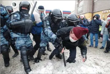  ??  ?? I Moskva anholdt politiet over 900 demonstran­ter søndag under støtteprot­ester for den faengslede Putin-kritiker Aleksej Navalnyj. Foto: Maxim Shemetov/Reuters