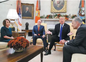  ?? PHOTO AFP ?? En compagnie de son vice-président Mike Pence, Donald Trump s’est entretenu avec les démocrates Nancy Pelosi (gauche) et Chuck Schumer (droite), hier.