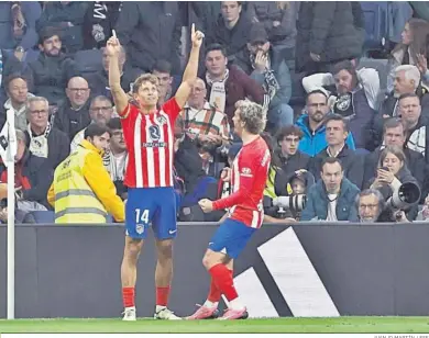  ?? JUANJO MARTÍN / EFE ?? Marcos Llorente celebra con Griezmann junto al banderín de córner el gol del empate del Atlético.