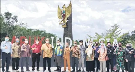  ?? — Photo from Ukas ?? (Fourth to sixth left) Billy, Raden Sigit and Ik Pahon are joined by Malaysian and Indonesian officials for a group photo at one of the monuments at PLBN Aruk.