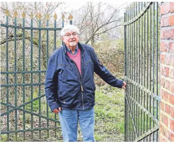  ?? FOTO: ERWIN POTTGIESSE­R ?? Heinz Breuer am Tor des Bürgerpark­s Bergfrede, den der Hamminkeln­er Verkehrsve­rein gestaltet hat.