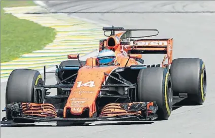  ?? FOTO: EFE ?? Fernando Alonso espera que Abu Dhabi sea la última carrera en la que sufra falta de potencia como los de Brasil y confía en Renault