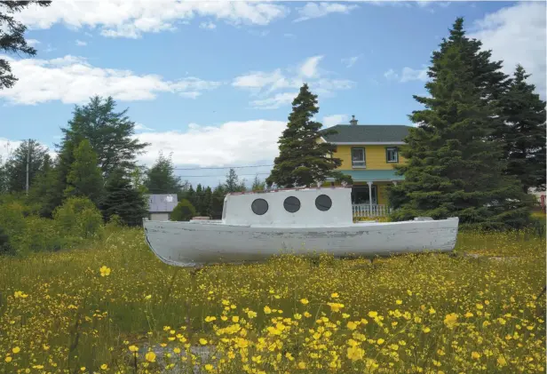  ?? HUGO BERGERON ?? Le peintre Hugo Bergeron a vraiment coupé les ponts avec Montréal, la seule ville où il vivrait. Il n’avait pas le choix, puisqu’il habite désormais à 1187 km de la métropole, à Baie-JohanBeetz, sur la Côte-Nord. « C’est à trois heures de SeptÎles, passé même HavreSaint-Pierre », précise celui qui est devenu, en trois ans làbas, maraîcher, épicier et directeur d’une coopérativ­e.