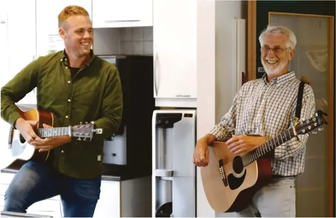  ??  ?? GLEDELIG: Steffen Jakobsen og Svein Eriksen gikk et gledelig gjensyn med gitar og sang da Eriksen tok farvel med Landvik skole denne uken.