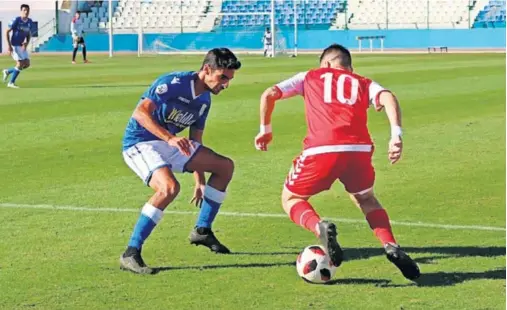  ??  ?? DETERMINAN­TE. Aquino realizó un gran encuentro y con sus goles dio una necesitada victoria al Real Murcia en el Álvarez Claro.