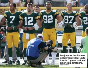  ?? PHOTO AFP ?? Les joueurs des Packers ont démontré leur unité lors de l’hymne national américain, dimanche.