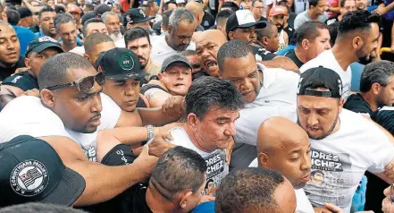  ?? WERTHER SANTANA / ESTADAO-3/2/2018 ?? Problemas. Seguranças escoltam Andrés Sanchez após anúncio de sua vitória na eleição de sábado, no Parque São Jorge