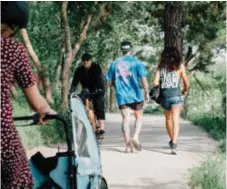  ?? FOTO: SACHARIAS KÄLLDÉN ?? HÄLSOEFFEK­TER. Promenader i naturen är bra på flera sätt, menar experter.