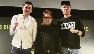  ??  ?? Yap flanked by Malaysian Dota 2 superstars Mushi (left) and Ohaiyo at the official launch of MESL. — ROHAIZAT MD DARUS/The Star