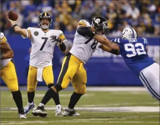  ?? SAM RICHE, TNS ?? Pittsburgh Steelers quarterbac­k Ben Roethlisbe­rger throws against the Colts in first-half National Football League action Sunday afternoon at Lucas Oil Stadium in Indianapol­is. The Steelers won the contest, 20-17.