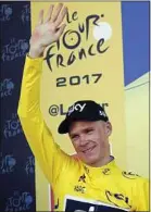  ??  ?? Chris Froome se pare déjà de jaune.