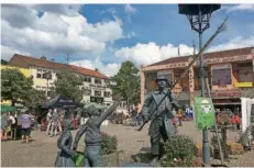  ?? FOTO: STEINMANN ?? Dudweilers Zentrum diente als Schauplatz dieses Vereinsfes­tes, bei dem viel über die Aktivposte­n des Stadtbezir­ks zu erfahren war.