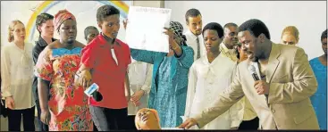  ?? Picture: PANOS/SOUTH. ?? THE HEALING HAND: Pastor T B Joshua prays for a woman Nations in Nigeria
at the Synagogue Church of All