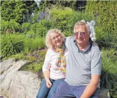  ?? FOTO: BRIGITTE GEISELHART ?? Hier kann man sich wohlfühlen: Heide und Karl Müller in ihrem wunderschö­nen mediterran­en Garten.