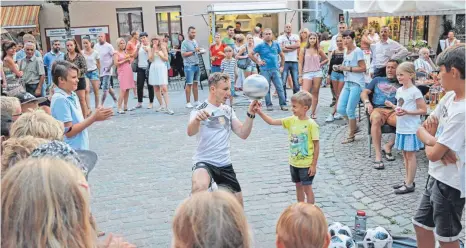  ?? FOTO: SIMON NILL ?? Fußball-Jongleur und Freestyler Sebastian Landauer überzeugt mit seiner Show.