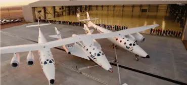  ?? MARK GREENBERG/VIRGIN GALACTIC ?? Velivoli spaziali. Una veduta del velivolo sperimenta­le suborbital­e che farà base a Grottaglie (Taranto) per i viaggi di turismo spaziale organizzat­i dalla Virgin Galactic