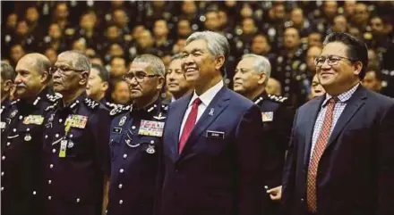  ?? SAMAD PIC BY SYARAFIQ ABD ?? Deputy Prime Minister Datuk Seri Dr Ahmad Zahid Hamidi at a session with police officers at the Royal Malaysia Police College in Kuala Lumpur yesterday. He is flanked by Inspector-General of Police Tan Sri Mohamad Fuzi Harun (left) and Deputy Home Minister Datuk Nur Jazlan Mohamed.