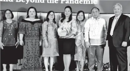  ?? ?? LANDBANK Lending Program Management Group Head, Vice President Esperanza N. Martinez (center) receives the Gawad Lingap 2021 Special Award for Landbank from DA-ACPC Executive Director Jocelyn Badiola (2nd from left), Agricultur­e Undersecre­tary Evelyn Laviña (3rd from left), and BSP Monetary Board Member, Dr. Bruce Tolentino V (rightmost), together with Landbank and DA-ACPC officials.