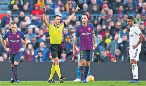  ?? / DAVID RAMOS (GETTY) ?? El árbitro Sánchez Martínez hace la señal del VAR en el clásico del Camp Nou de la temporada pasada.