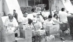  ??  ?? • Las cajas con las tortas estaban listas para ser repartidas.