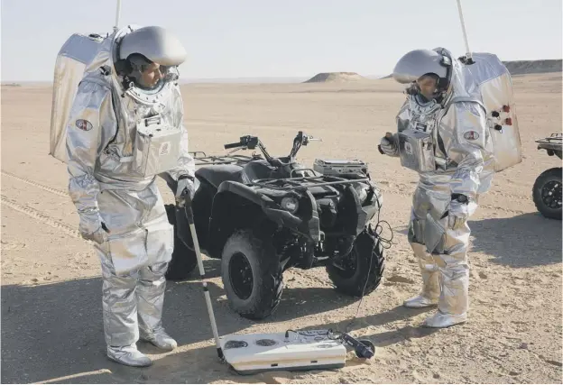  ??  ?? 0 Two scientists test space suits and a geo-radar for use in a future Mars mission in the Dhofar desert of southern Oman, chosen for its similarity to the surface of Mars