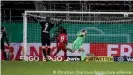  ??  ?? Manuel Neuer vio cómo la pelota se incrustó en su portería en el empate del Kiel