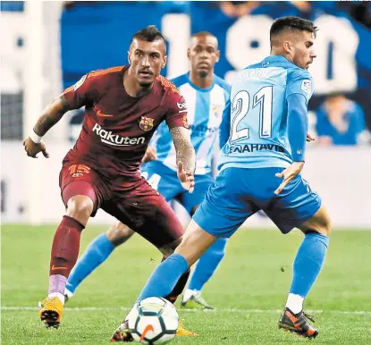  ??  ?? Paulinho (i) volvió a darle estabilida­d al medio campo blaugrana