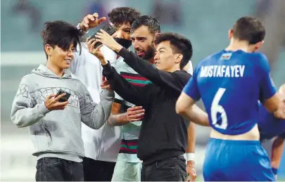  ??  ?? Bruno Fernandes tenta libertar-se da “marcação” dos caçadores de selfies azeris