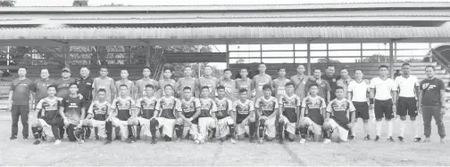  ??  ?? TOMMY (berdiri empat kiri) bersama pasukan Sandakan (berdiri) bergambar kenangan sebelum perlawanan separuh akhir menewaskan Utara. Sandakan bertemu Tenggara pada final petang ini di Pusat Sukan Kudat.