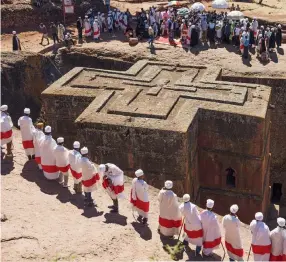  ??  ?? Photo ci-dessus :
Cérémonie religieuse à l’église Saint-George, à Lalibela, dans la région Amhara, le 11 janvier 2019. Si l’Éthiopie est l’un des plus anciens pays chrétiens au monde, la cohabitati­on harmonieus­e entre chrétiens orthodoxes (43,5 % de la population) et musulmans (34 %) semble remise en cause par une augmentati­on significat­ive de la dégradatio­n des lieux de culte et la montée des « extrémisme­s » ces dernières années. (© Shuttersto­ck/
Joaquim Salles)