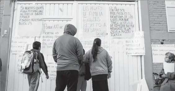  ??  ?? Padres de familia de la escuela primaria Tetlalmanc­he, ubicada en el pueblo de San Miguel Teotongo, delegación Iztapalapa, bloquearon ayer la entrada a maestros y alumnos en demanda de que el director y el supervisor sean retirados de su cargo por haber incurrido en presuntos actos de corrupción y desvío de recursos ■ Foto Jair Cabrera