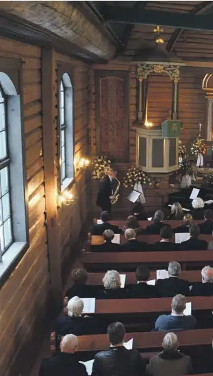  ??  ?? MANGE TOK FARVEL: En fullsatt Vestre Porsgrunn kirke tok farvel med Bjørg Vik