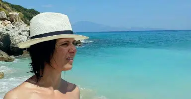  ??  ?? Insieme Sopra Maria Buso posa sorridente con il marito Fabio Piovesan in un momento felice. Sotto una foto della donna durante una vacanza al mare