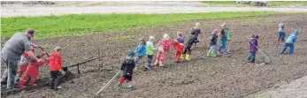  ?? FOTO: PR ?? Die 17 Jungbauern konnten unter Anleitung von Ingo Hiller (li.) ein Feld mit purer Muskelkraf­t pflügen.